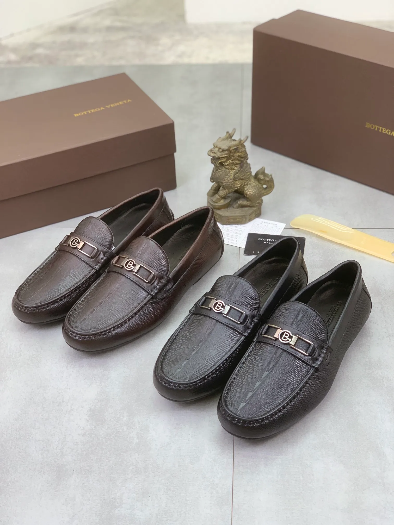 Men's men's shoes 💰p420 [New model] Water-dyed cow leather 💰High-quality business beanie shoes 💎💎💎 bottega veneta official website synchronizes the latest top version of bv in the market, accepts material comparison, shoe type comparison, process comparison, practical and textured, versatile and suitable for any occasion, the more you look at it, the more it tastes. Purely hand-woven craftsmanship - Upper material, ostrich pattern calfskin imported from Italy - High-quality water-dyed cowhide inside - Original private model customized outsole - Size: 39-44 (38 45 can be customized) Color: black or brown optional